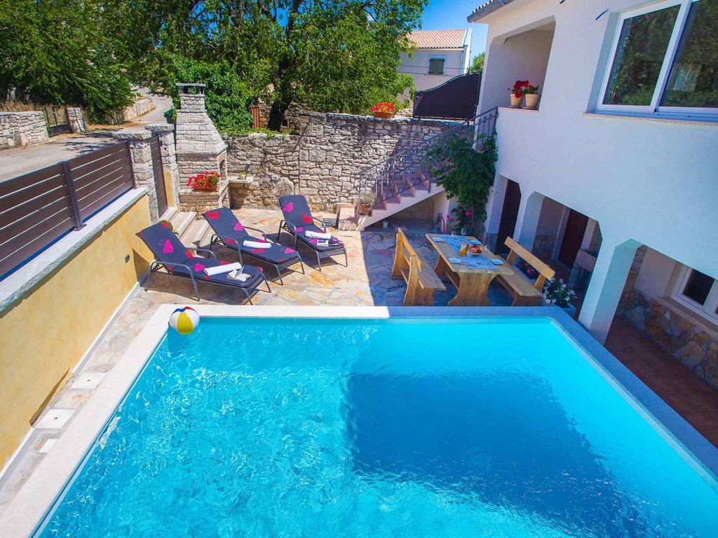 Ferienhaus mit Pool und umzäuntem Garten