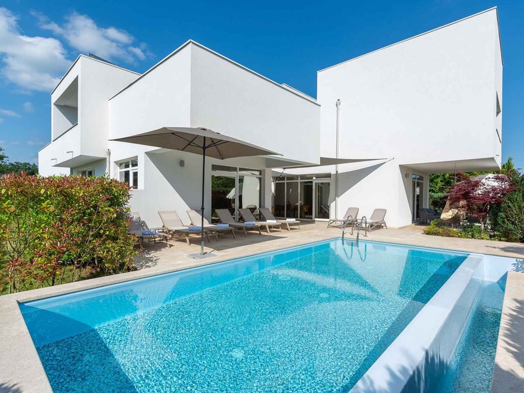 Villa mit Außenpool und Sauna