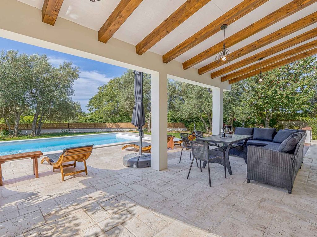 Villa mit Privatpool und Garten