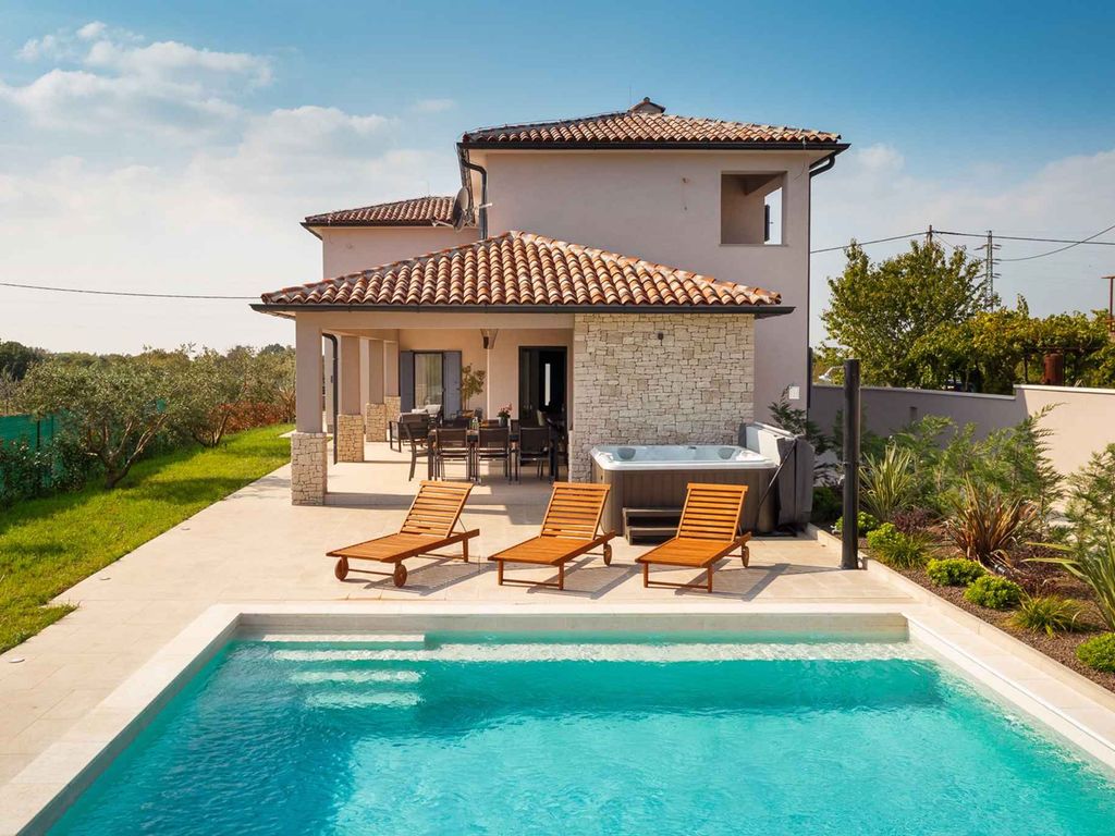 Villa mit Aussenpool und Whirlpool, rollstuhlgeeignet