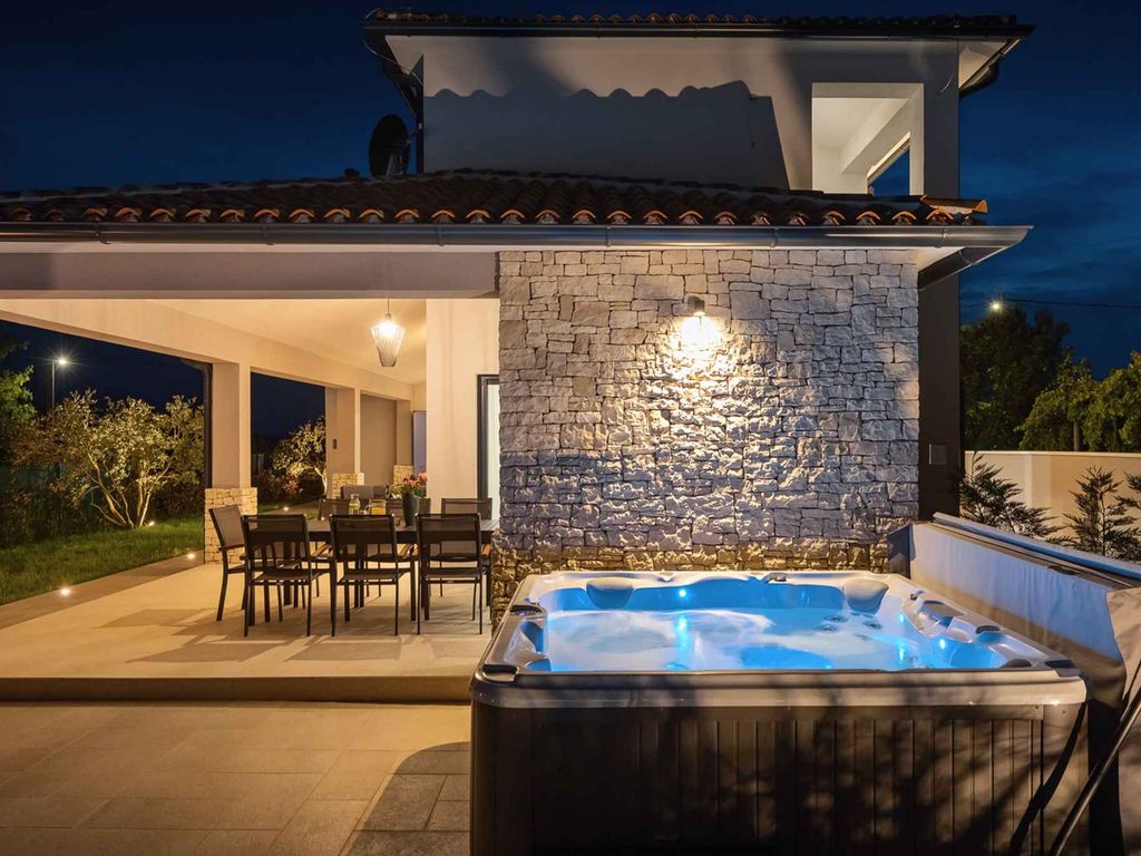 Villa mit Aussenpool und Whirlpool, rollstuhlgeeignet