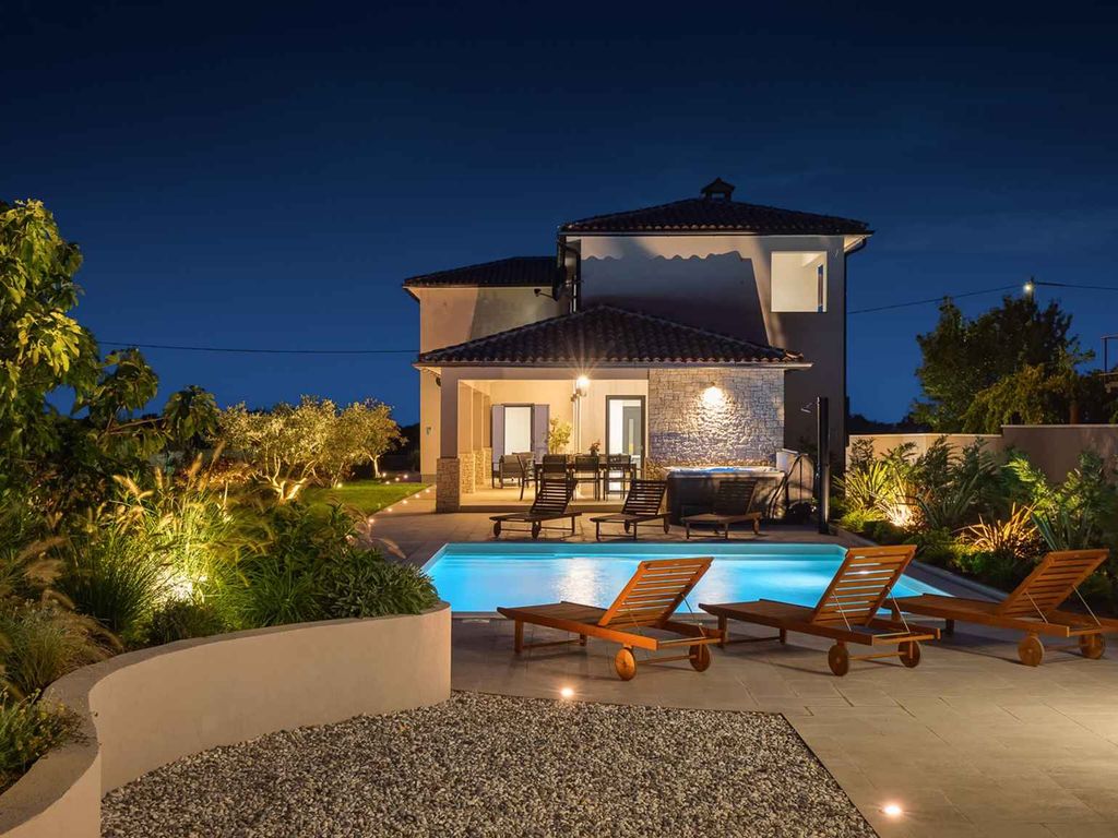 Villa mit Aussenpool und Whirlpool, rollstuhlgeeignet