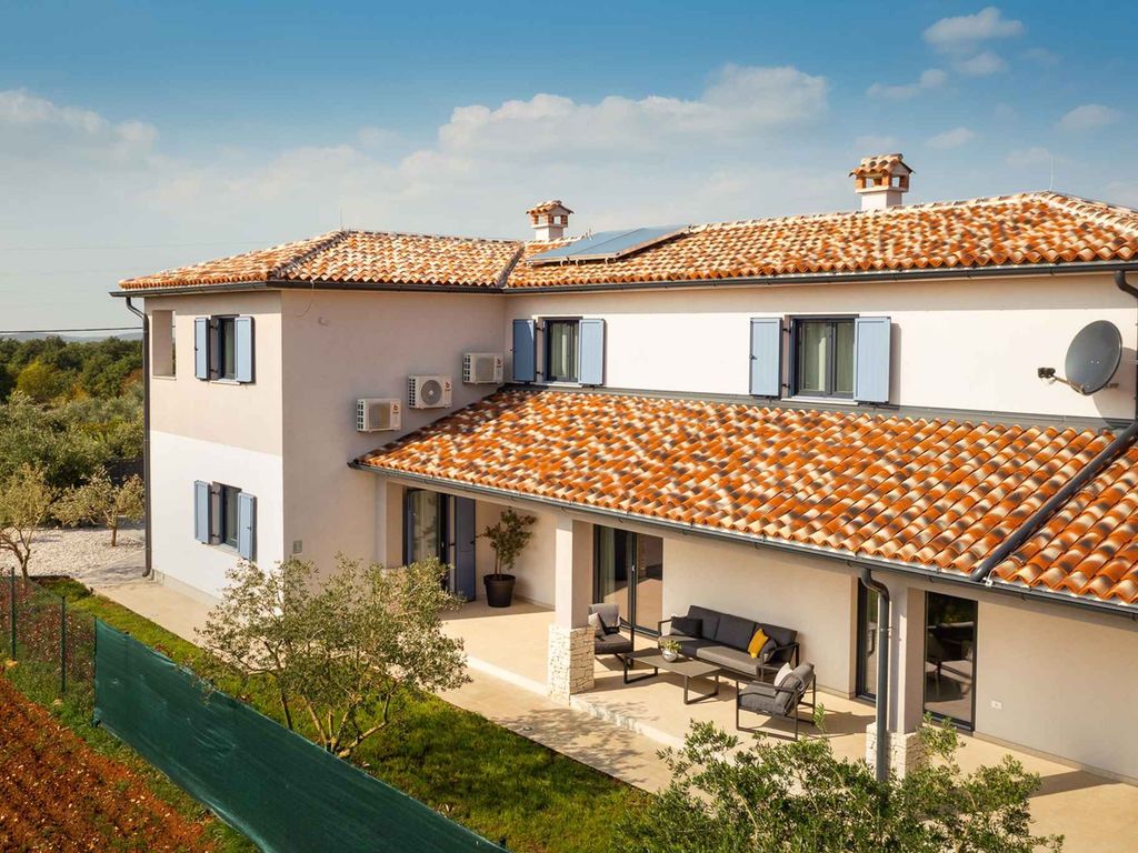 Villa mit Aussenpool und Whirlpool, rollstuhlgeeignet