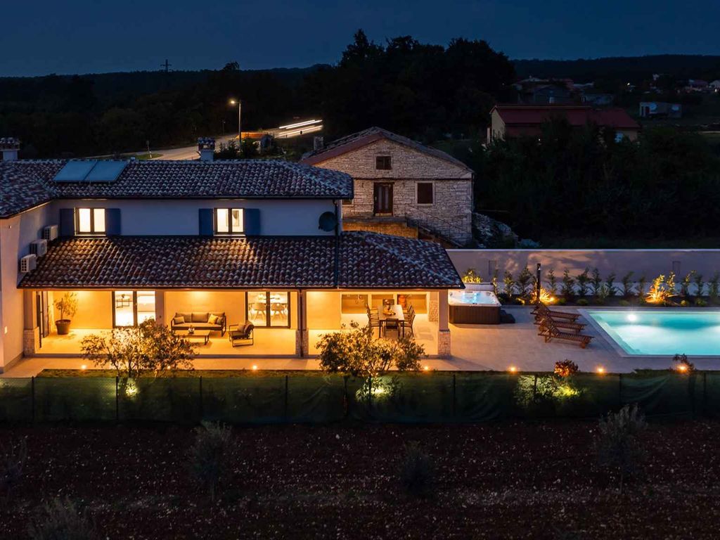 Villa mit Aussenpool und Whirlpool, rollstuhlgeeignet