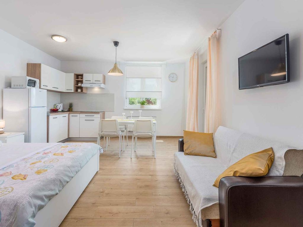 Studio mit Balkon und Klimaanlage