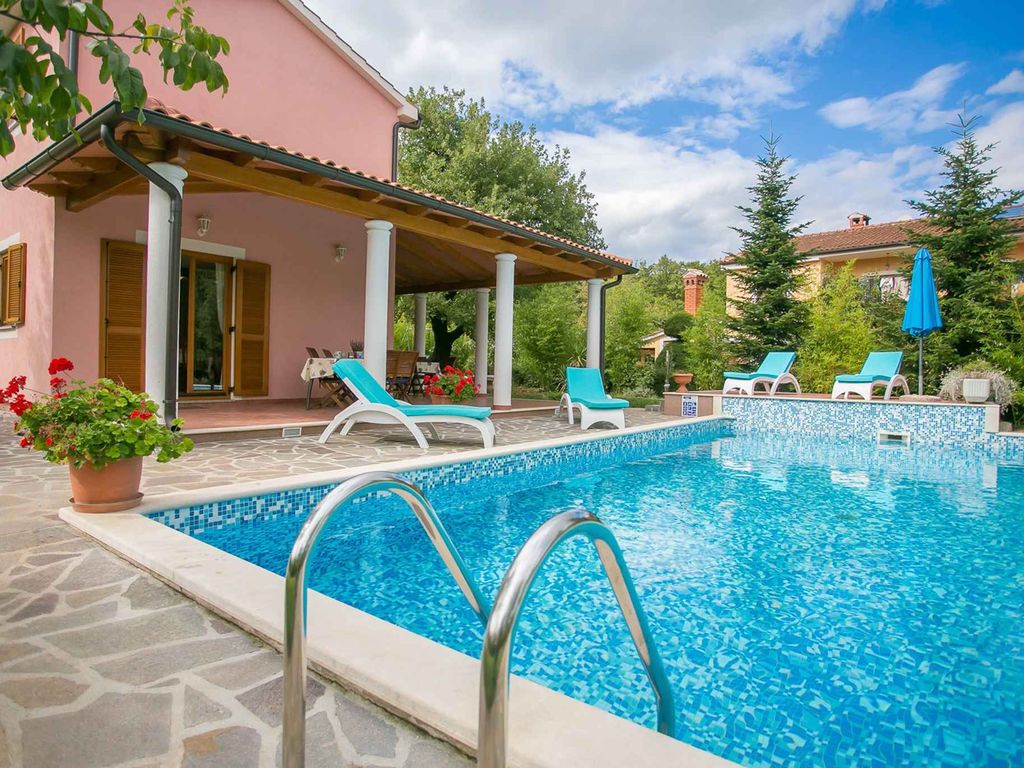 Villa mit Pool, Fitnessraum und Sauna für 8 Personen