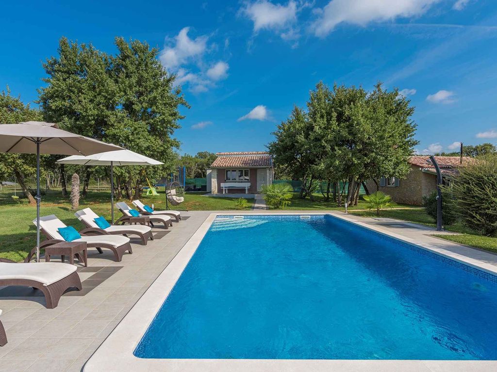 Ferienhaus mit Pool, umgeben von Natur