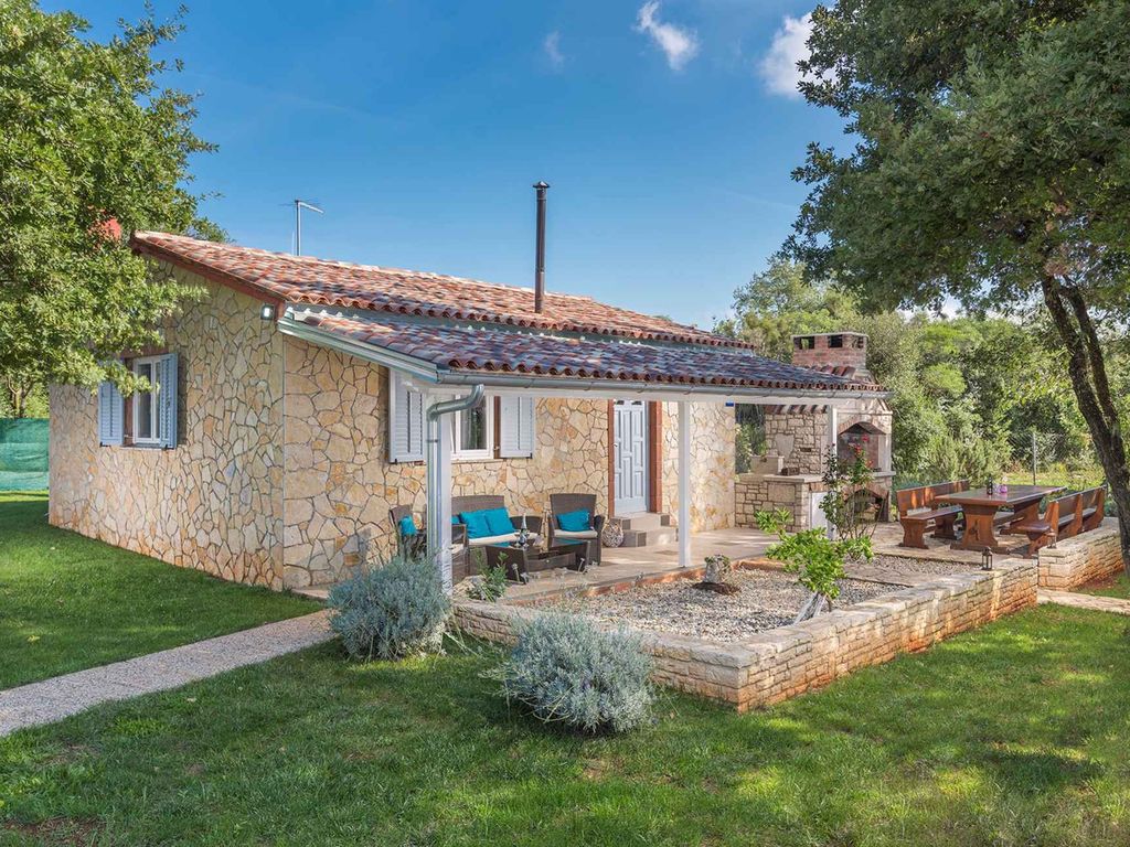 Ferienhaus mit Pool, umgeben von Natur