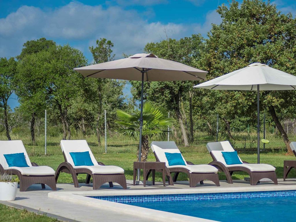 Ferienhaus mit Pool, umgeben von Natur