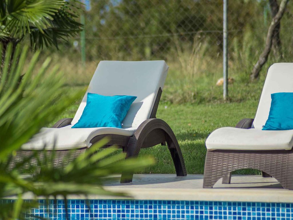 Ferienhaus mit Pool, umgeben von Natur