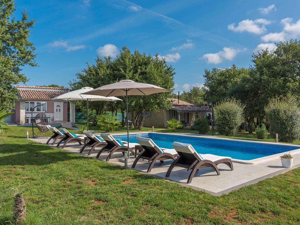Ferienhaus mit Pool, umgeben von Natur