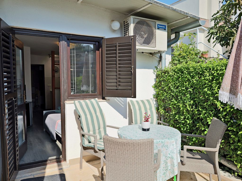 Studio mit Klimaanlage und Terrasse