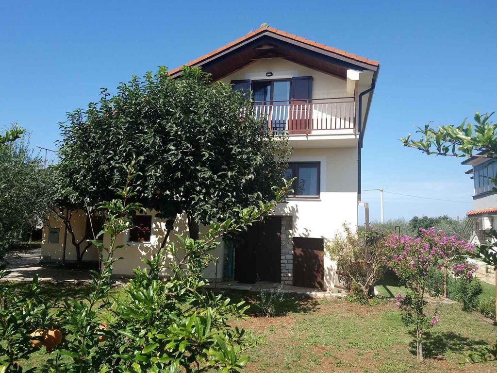 Ferienhaus mit Garten und Grill