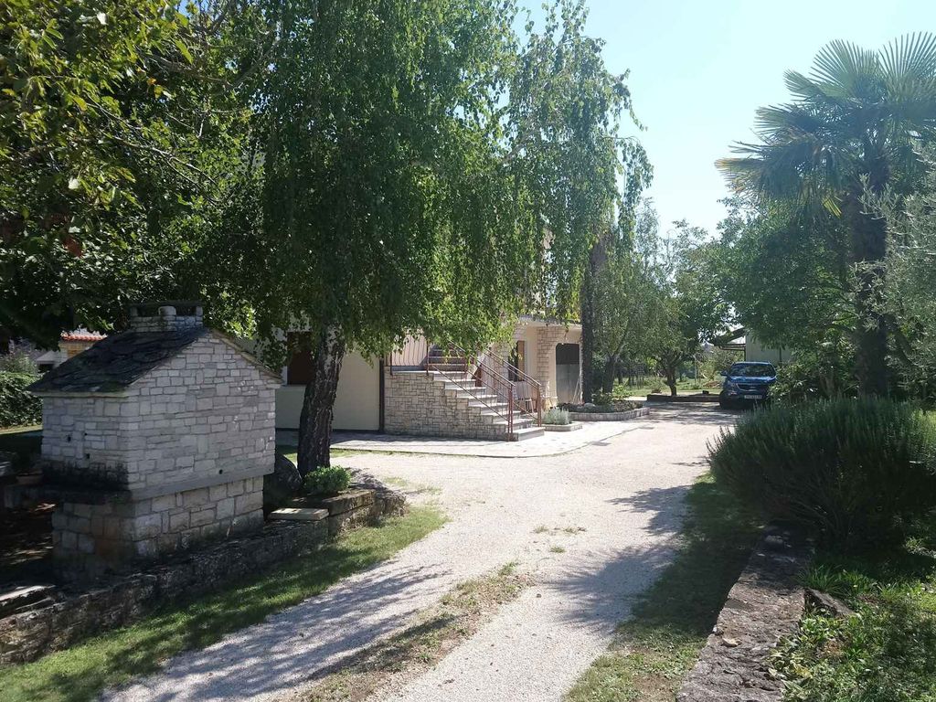 Ferienhaus mit Garten und Grill