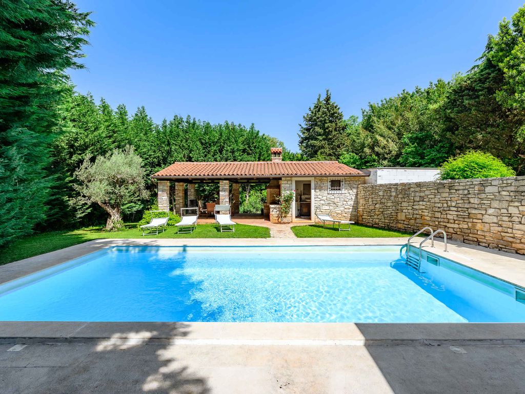 Villa medencével és terasszal