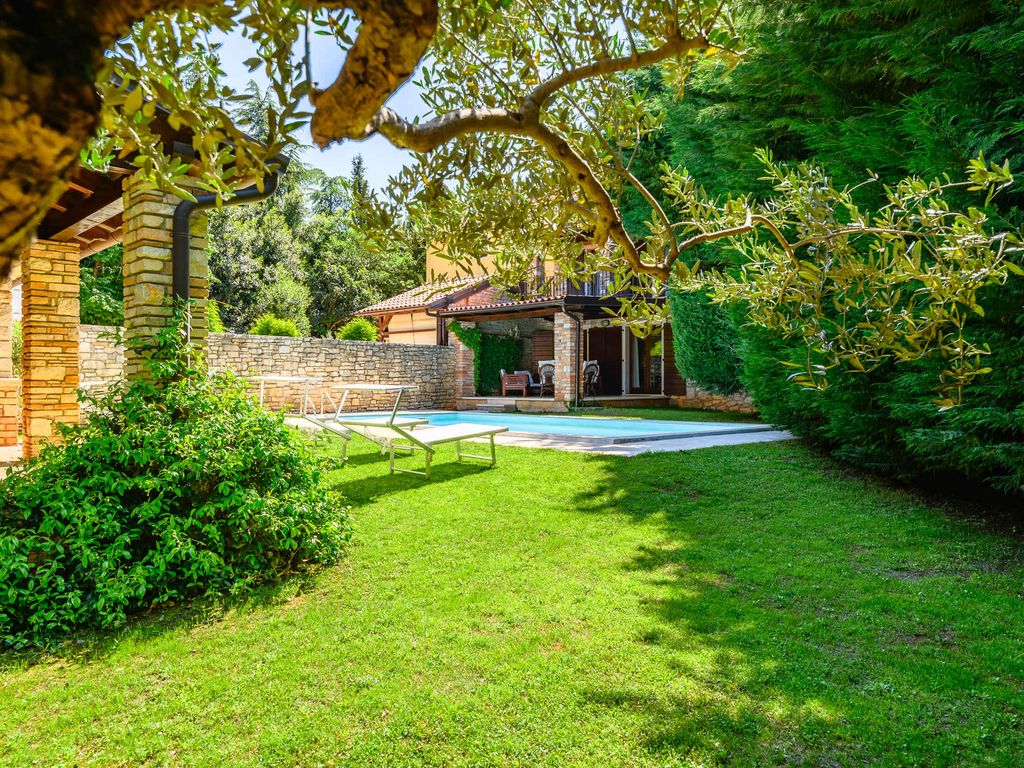 Villa medencével és terasszal