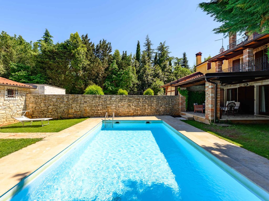 Villa medencével és terasszal
