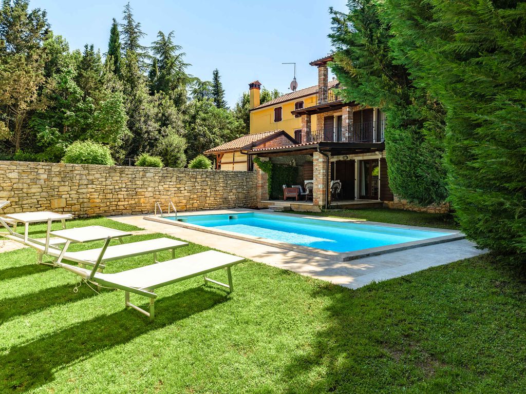 Villa medencével és terasszal
