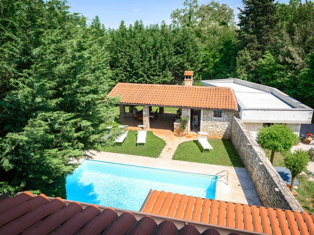 Villa medencével és terasszal