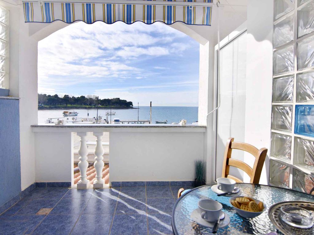 Studio mit Balkon und Klimaanlage
