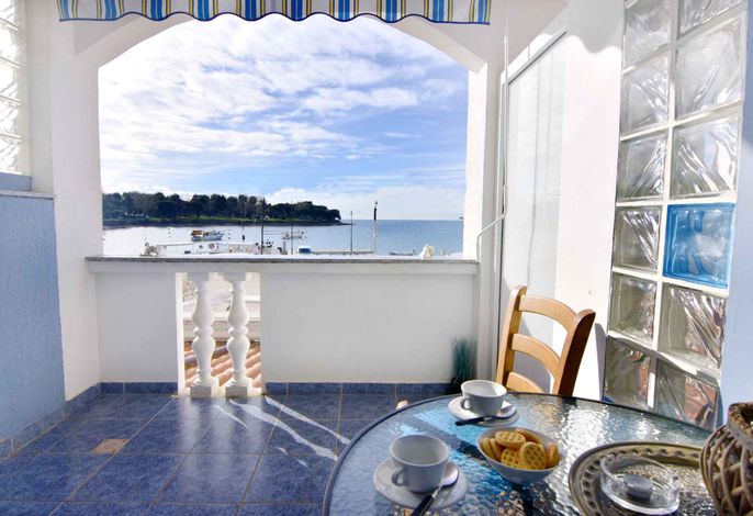 Studio mit Balkon und Klimaanlage