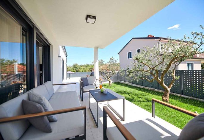 Villa mit Pool und Sonnenschirm – Foto 5