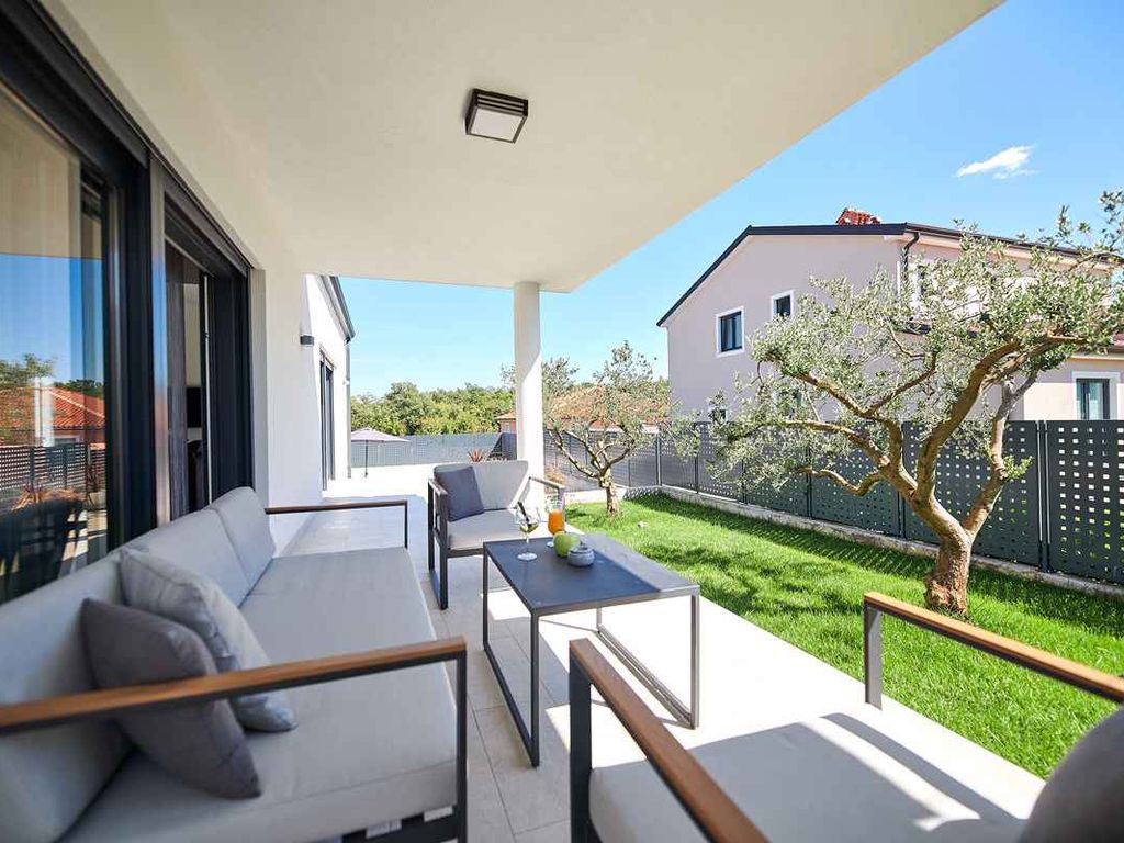 Villa mit Pool und Sonnenschirm