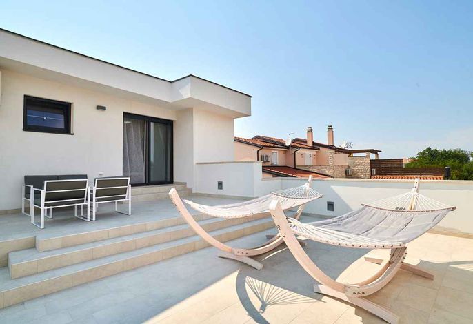 Villa mit Pool und Sonnenschirm – Foto 3