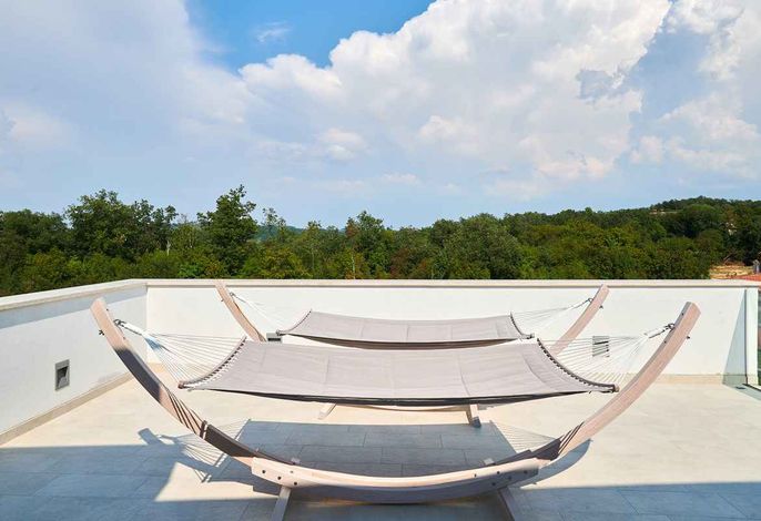 Villa mit Pool und Sonnenschirm – Foto 2