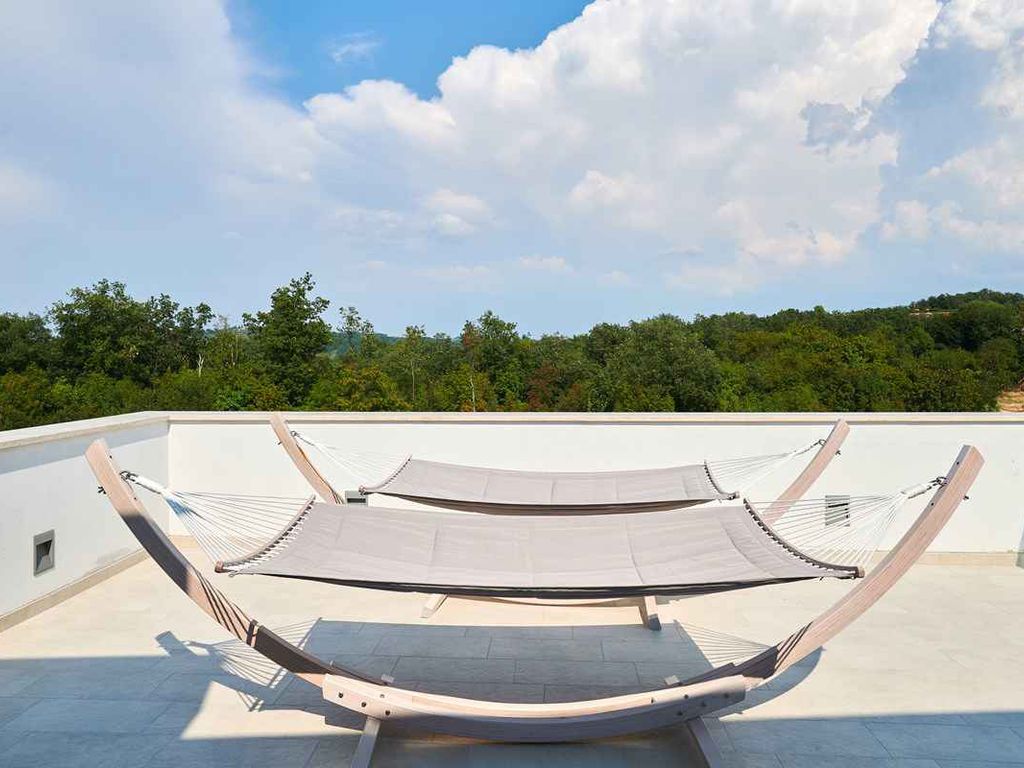Villa mit Pool und Sonnenschirm