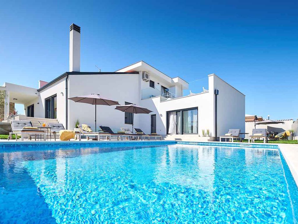 Villa mit Pool und Sonnenschirm