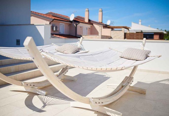 Villa mit Pool und Sonnenschirm – Foto 4