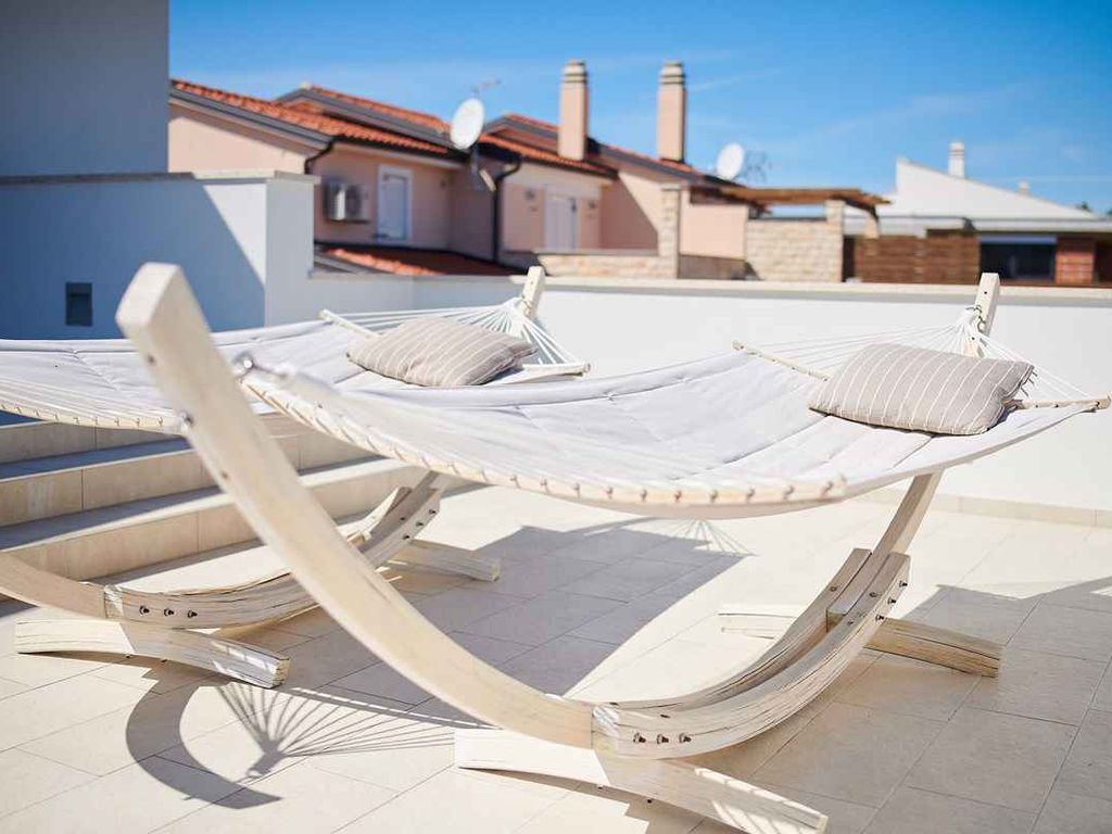 Villa mit Pool und Sonnenschirm