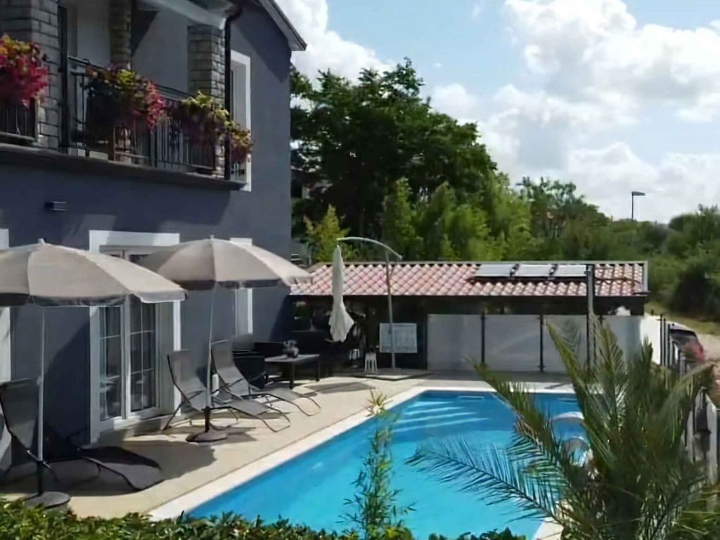 Ferienwohnung mit Gemeinschaftspool und Klimaanlage