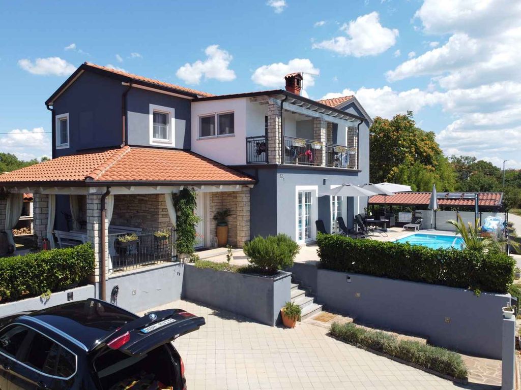 Ferienwohnung mit Gemeinschaftspool und Klimaanlage