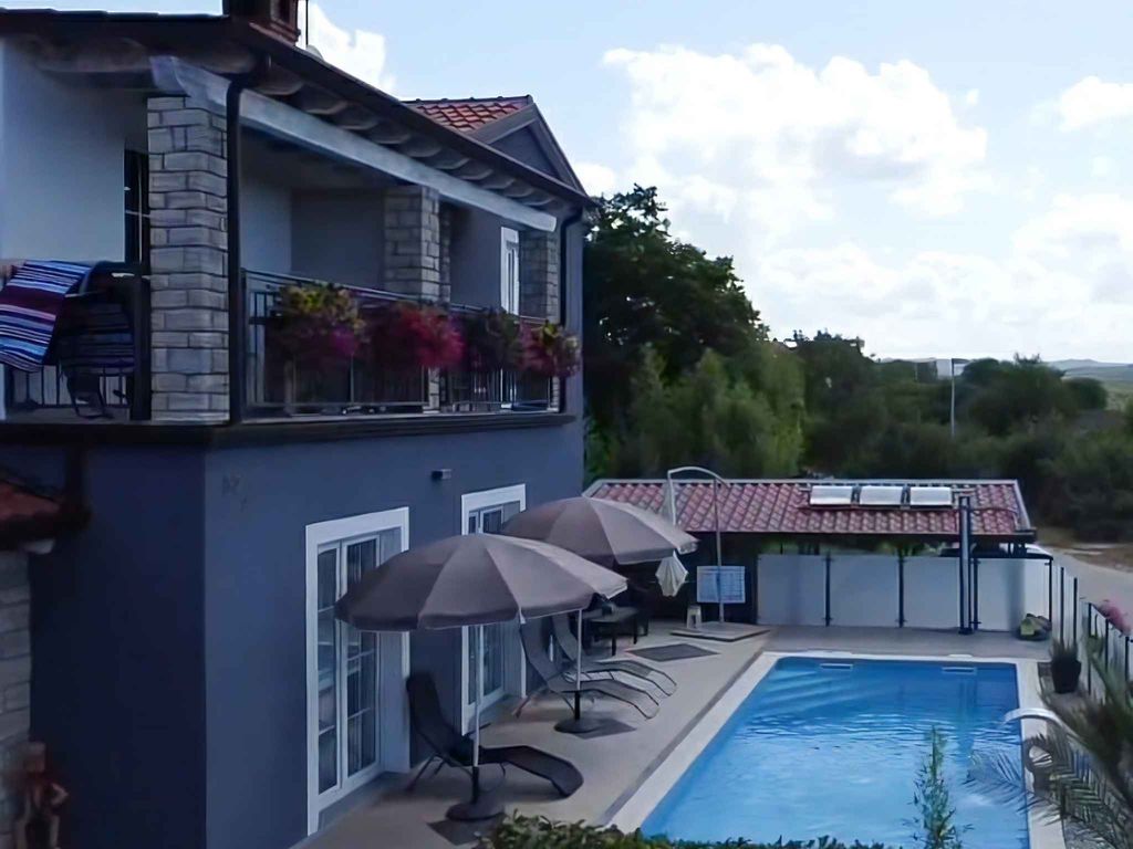 Ferienwohnung mit Gemeinschaftspool und Klimaanlage