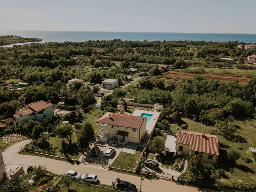 Ferienhaus mit Pool, modern eingerichtet