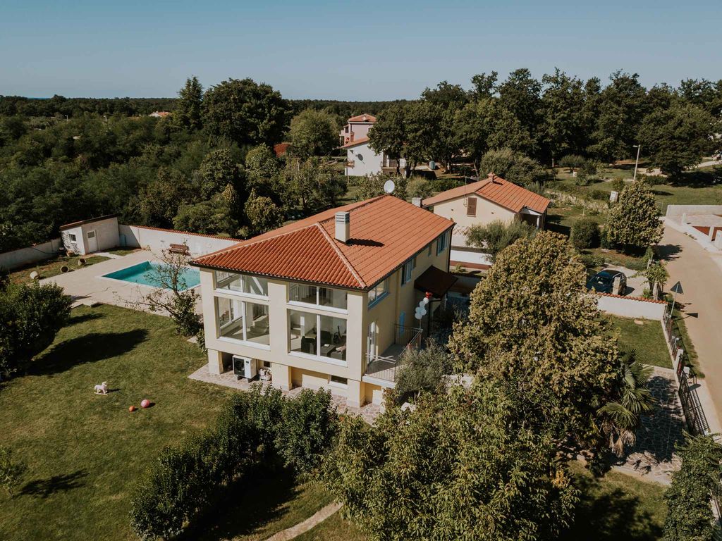 Ferienhaus mit Pool, modern eingerichtet