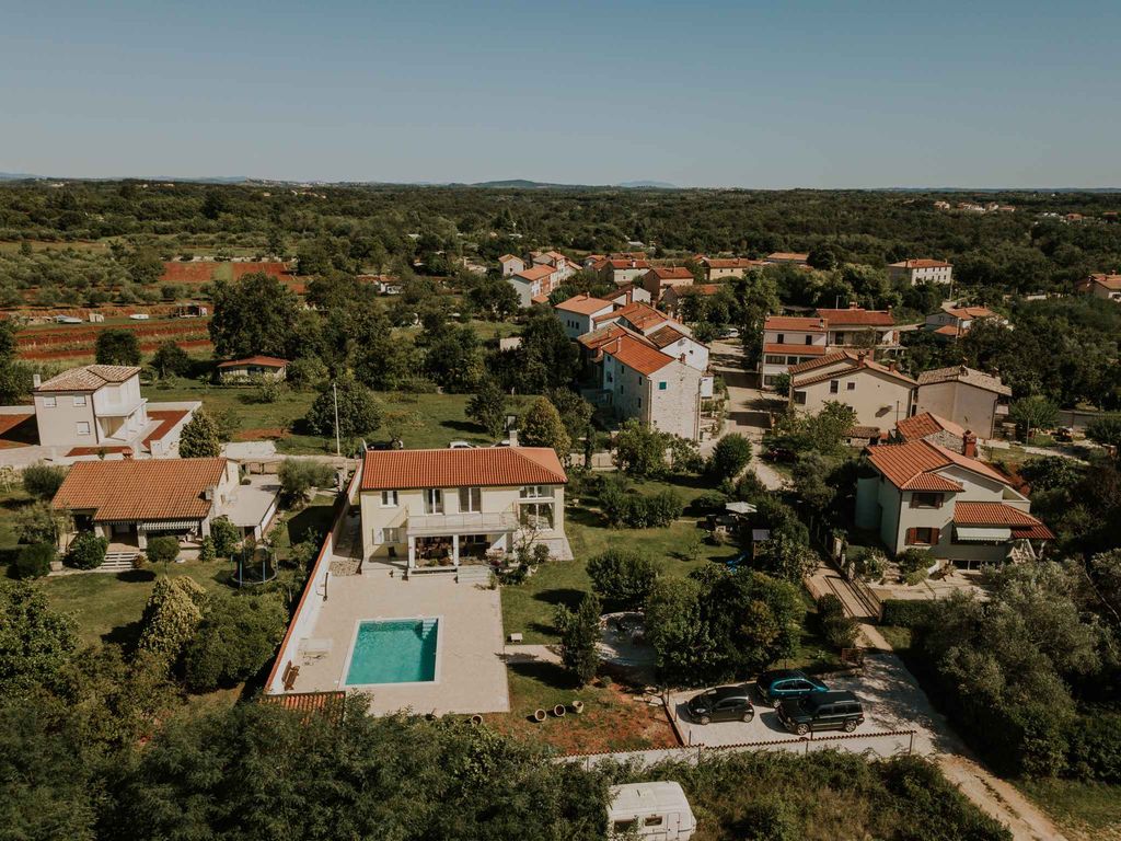 Ferienhaus mit Pool, modern eingerichtet