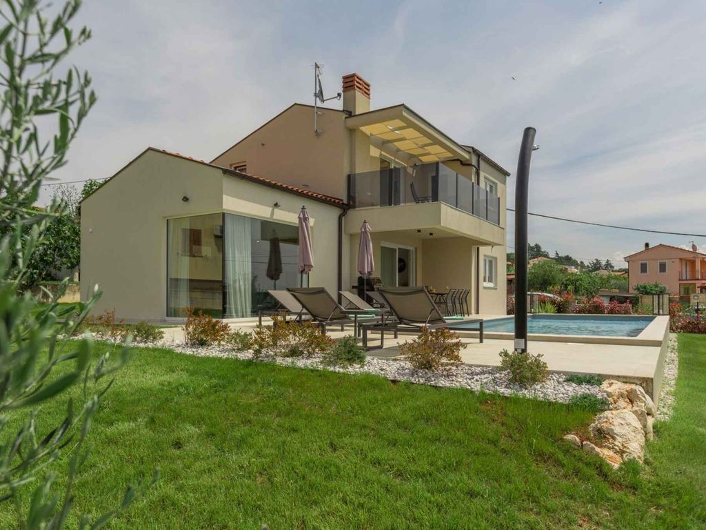 Villa mit Pool, Meerblick