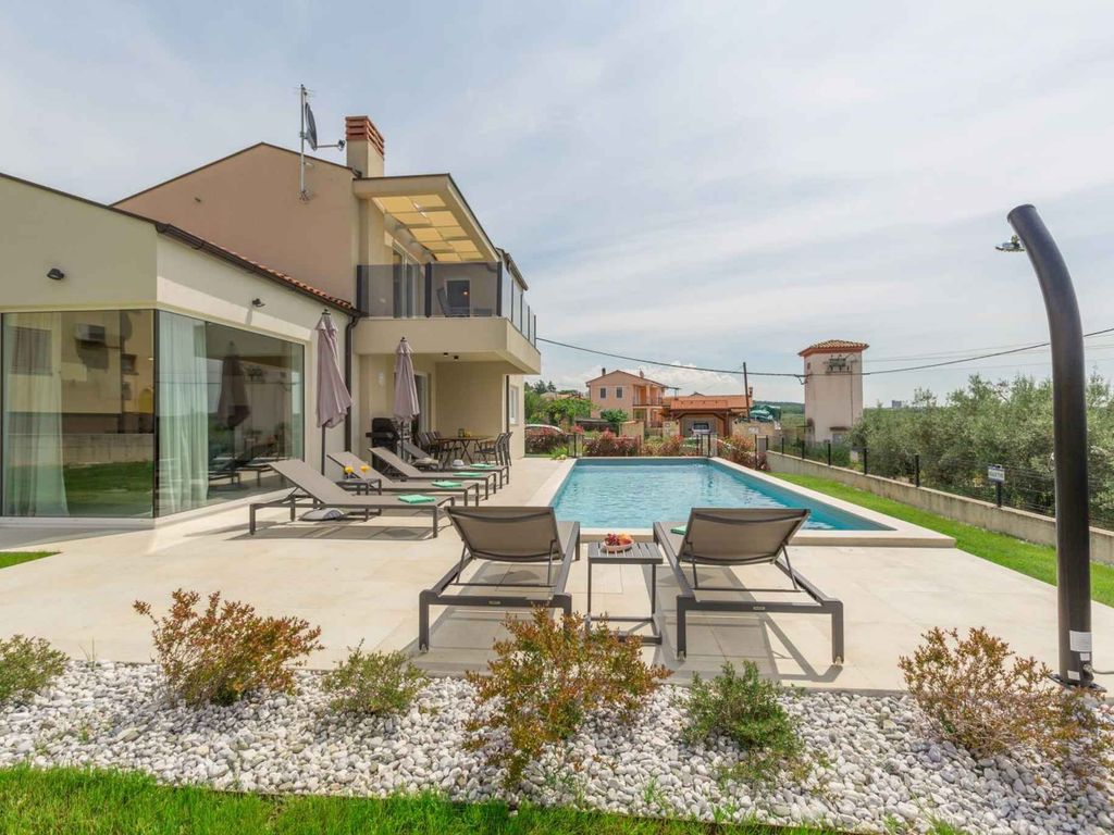 Villa mit Pool, Meerblick