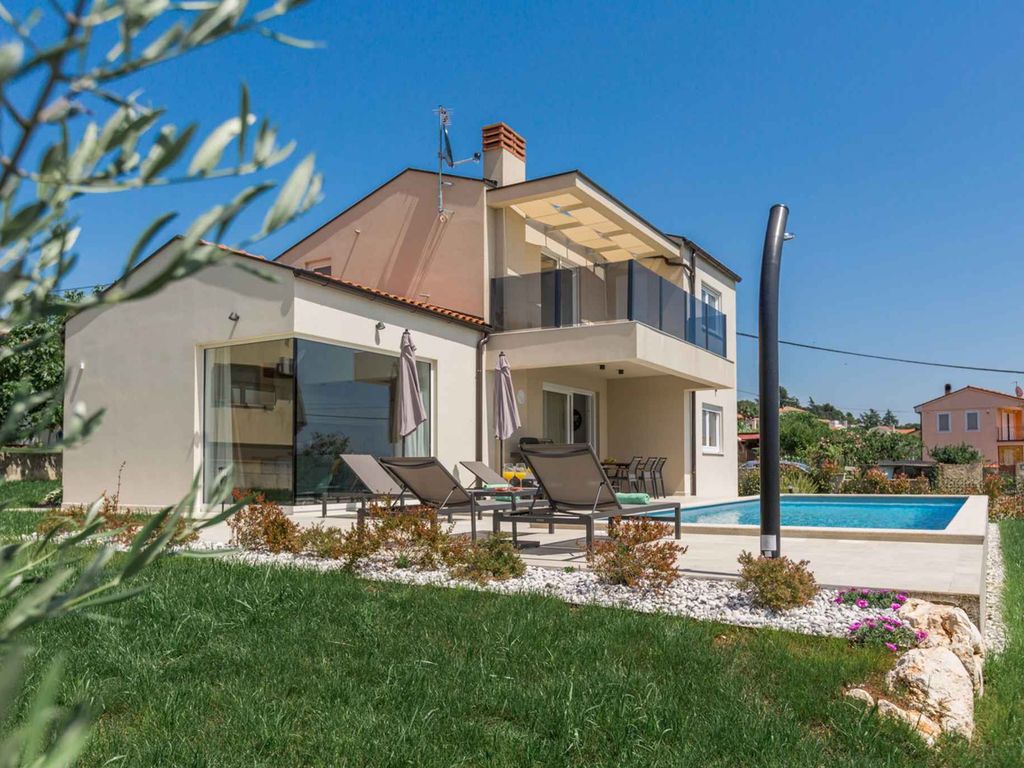 Villa mit Pool, Meerblick