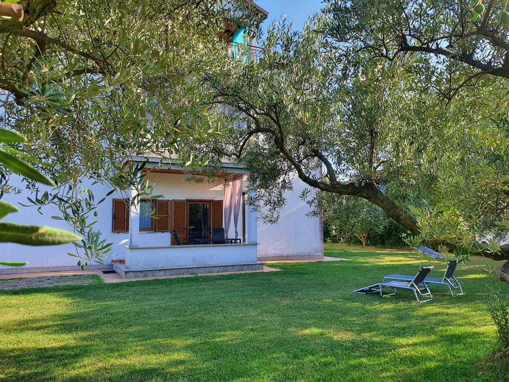 Ferienwohnung mit Spülmaschine, Terrasse und Hof