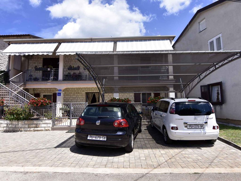 Ferienwohnung mit zwei Badezimmern und zwei Klimaanlagen