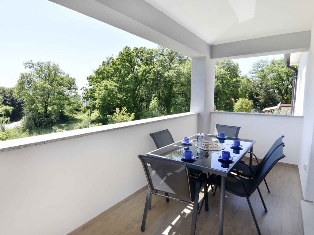 Ferienwohnung mit Swimmingpool in einer ruhigen Siedlung