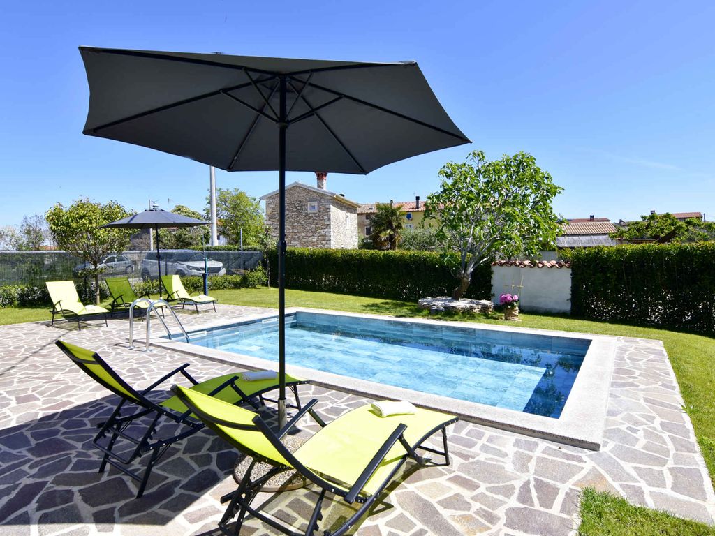 Ferienwohnung mit Swimmingpool in einer ruhigen Siedlung