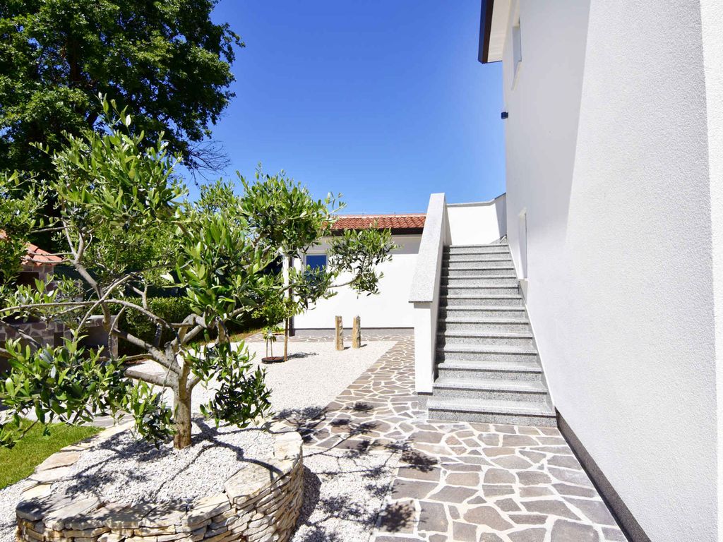 Ferienwohnung mit Swimmingpool in einer ruhigen Siedlung