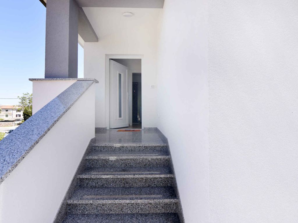 Ferienwohnung mit Swimmingpool in einer ruhigen Siedlung