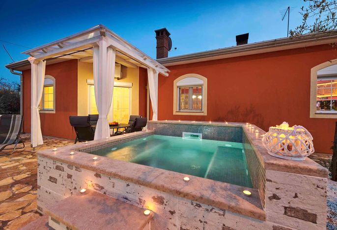 Ferienhaus mit Klimaanlage, Terrasse und Whirlpool – Foto 3