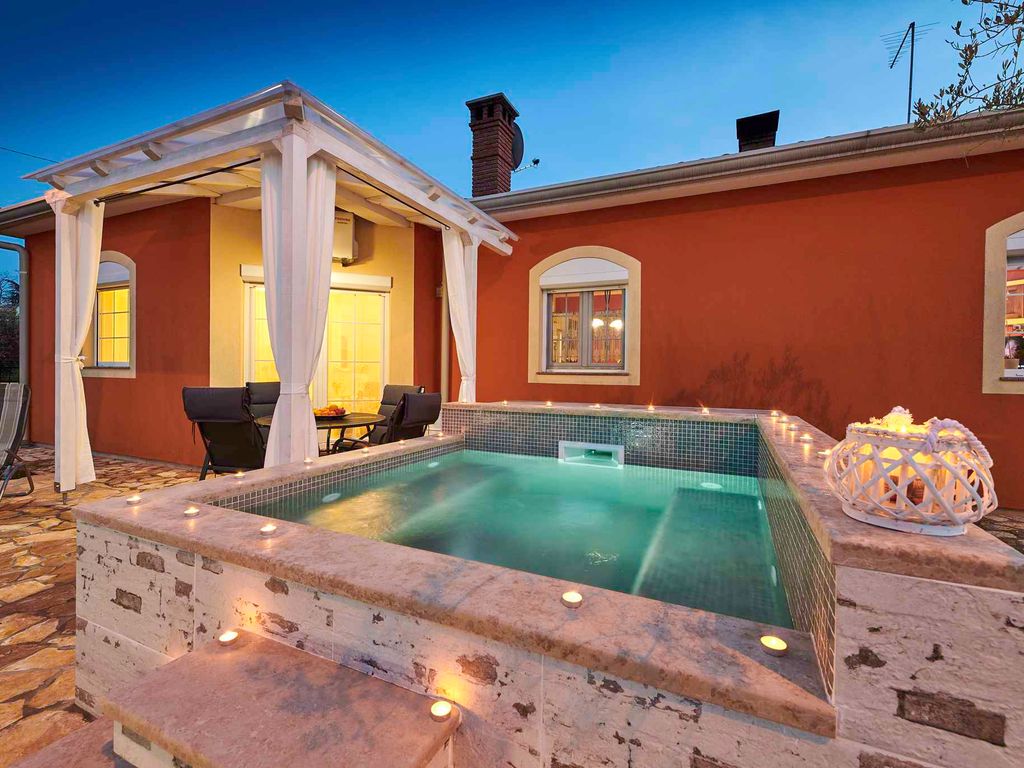 Ferienhaus mit Klimaanlage, Terrasse und Whirlpool